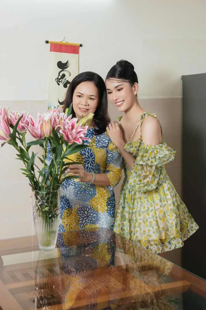 Sao Việt tất bật chiều cuối năm: Dàn mỹ nhân khoe sắc rực rỡ, bất ngờ nhất là mẹ 3 con Hà Tăng