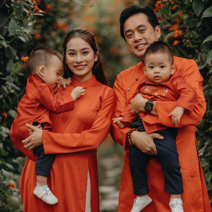 Dàn nhóc tỳ Vbiz trong ngày đầu năm mới: Winnie cực đáng yêu, Leon chơi trội diện hẳn 2 bộ áo dài Dàn nhóc tỳ Vbiz trong ngày đầu năm mới: Winnie cực đáng yêu, Leon chơi trội diện hẳn 2 bộ áo dài