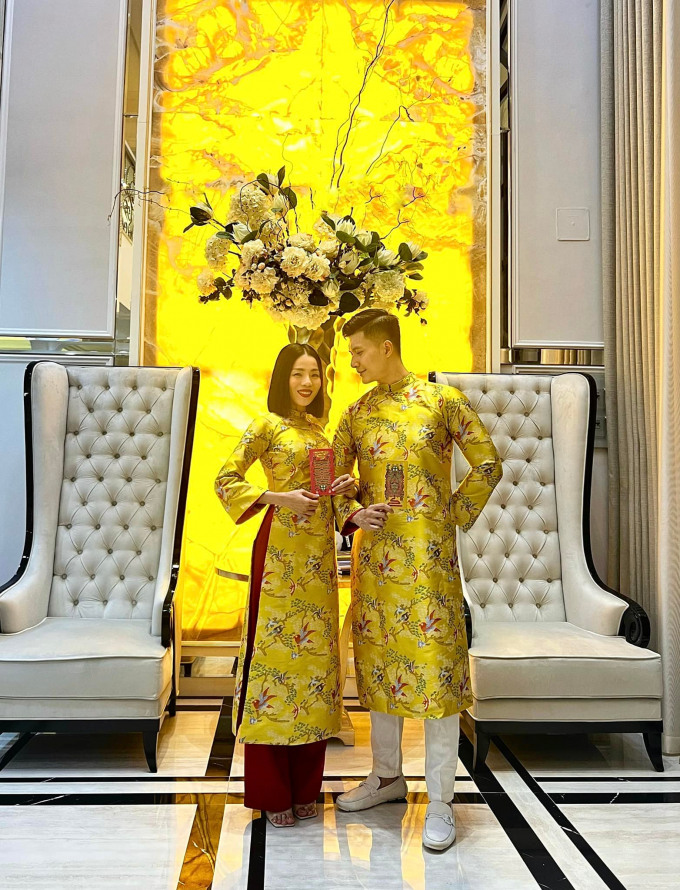 Cặp đôi showbiz Việt phát cẩu lương ngày đầu năm: Lệ Quyên - Lâm Bảo Châu xúng xính áo dài đôi Cặp đôi showbiz Việt phát cẩu lương ngày đầu năm: Lệ Quyên - Lâm Bảo Châu xúng xính áo dài đôi