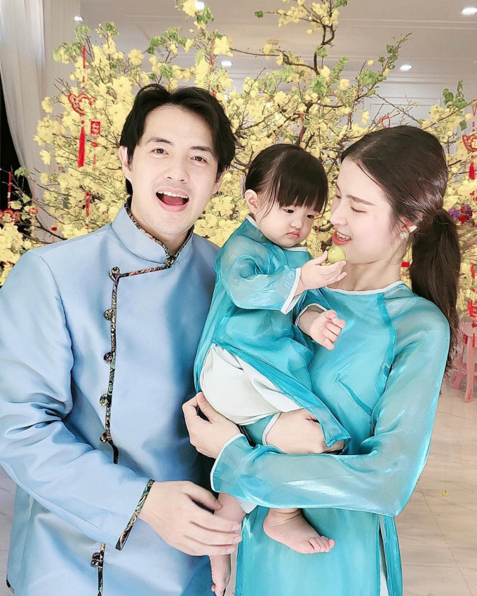 Dàn nhóc tỳ Vbiz trong ngày đầu năm mới: Winnie cực đáng yêu, Leon chơi trội diện hẳn 2 bộ áo dài Dàn nhóc tỳ Vbiz trong ngày đầu năm mới: Winnie cực đáng yêu, Leon chơi trội diện hẳn 2 bộ áo dài