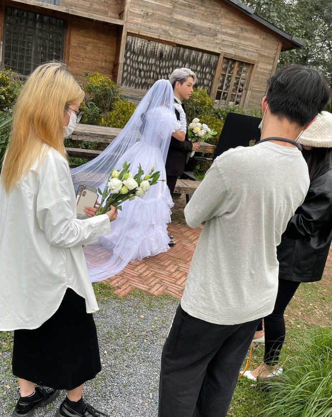 Rò rỉ hình ảnh Đức Phúc chụp hình cưới, cô dâu nhất quyết giấu mặt