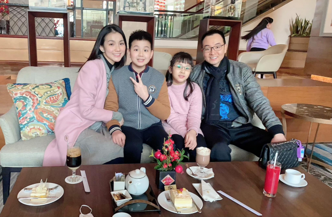Hoa hậu Thuỳ Lâm khoe ảnh cùng chồng con ngày Tết, nhan sắc sau nhiều năm rời showbiz gây chú ý
