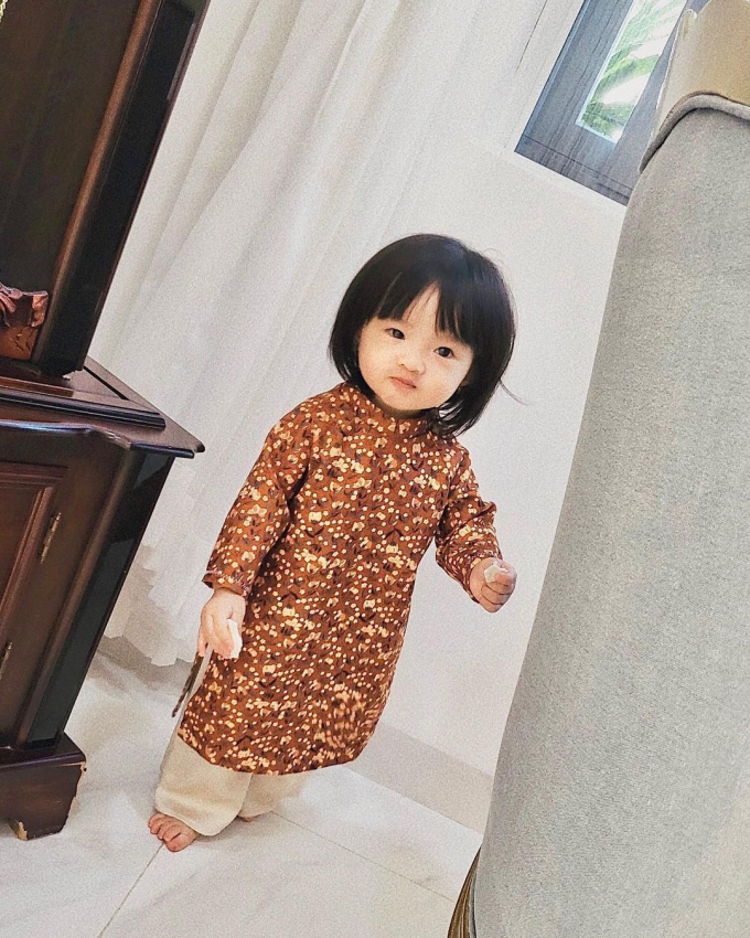 Ái nữ nhà Đông Nhi mỗi ngày thay một bộ áo dài Tết, đeo vòng ngọc trai hồ hởi đi lì xì fans Ái nữ nhà Đông Nhi mỗi ngày thay một bộ áo dài Tết, đeo vòng ngọc trai hồ hởi đi lì xì fans