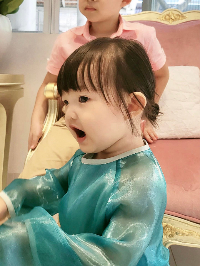Ái nữ nhà Đông Nhi mỗi ngày thay một bộ áo dài Tết, đeo vòng ngọc trai hồ hởi đi lì xì fans Ái nữ nhà Đông Nhi mỗi ngày thay một bộ áo dài Tết, đeo vòng ngọc trai hồ hởi đi lì xì fans
