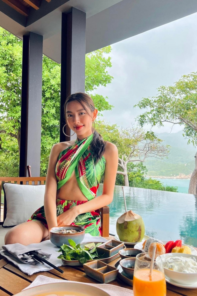 Hoa hậu Thùy Tiên khoe vóc dáng nóng bỏng bên hồ bơi, “đánh bay lời nguyền tăng cân sau Tết