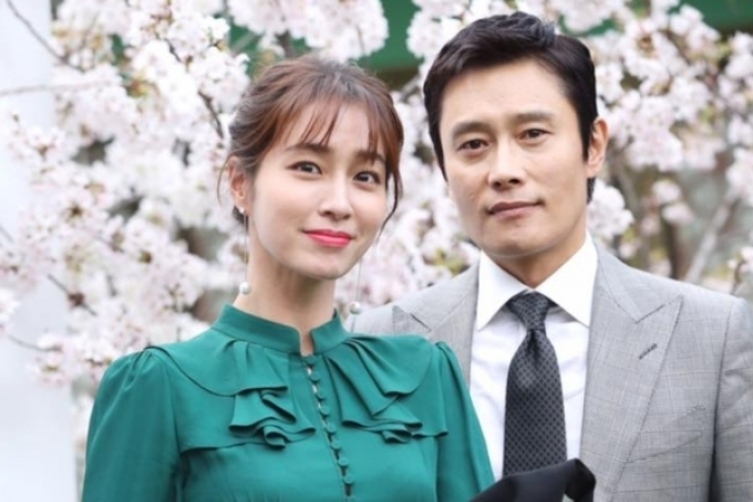 Vợ chồng Lee Byung Hun - Lee Min Jung dương tính Covid-19, dàn diễn viên đình đám bị cách ly