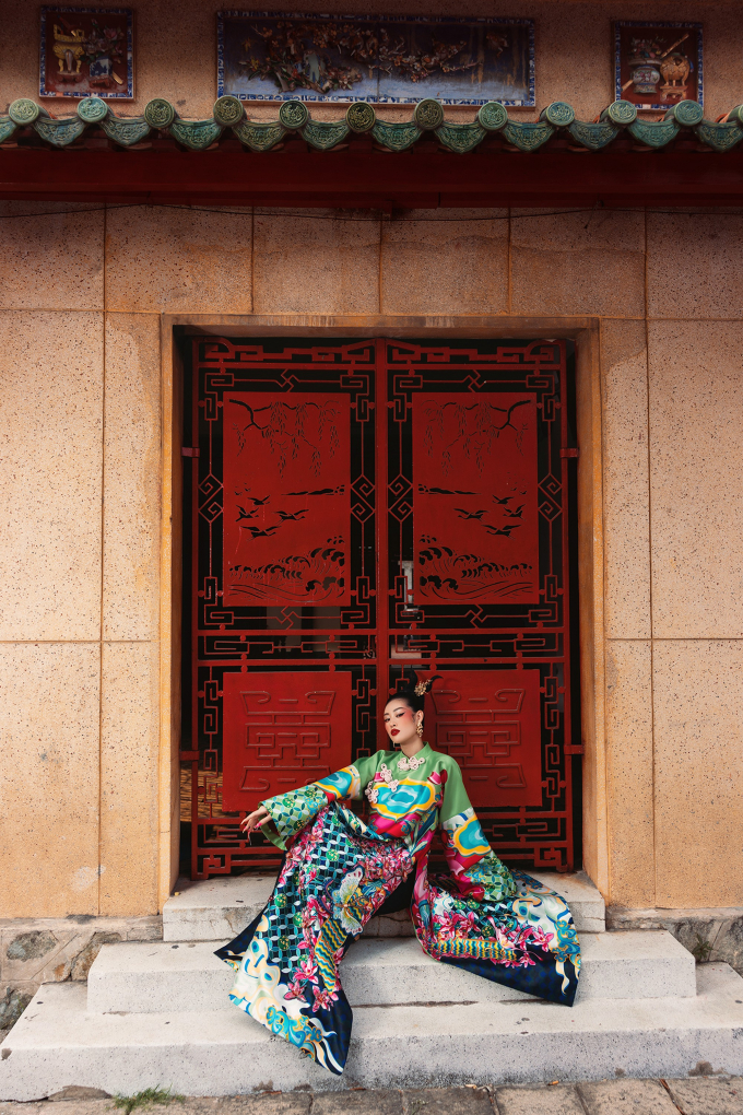 Diện áo dài ấn tượng, hoa hậu Khánh Vân mê hoặc fans với vẻ đẹp bí ẩn trong bộ ảnh đầu năm mới