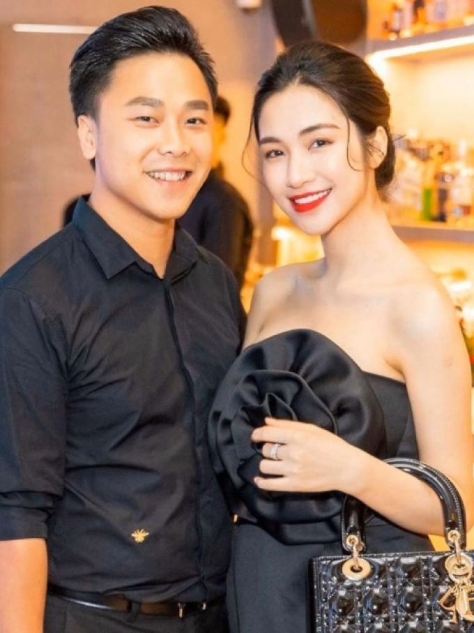 Rộ nghi vấn Hòa Minzy chia tay chồng thiếu gia: Không tặng quà Valentine, không nhắc đến nhau hơn 3 tháng Rộ nghi vấn Hòa Minzy chia tay chồng thiếu gia: Không tặng quà Valentine, không nhắc đến nhau hơn 3 tháng