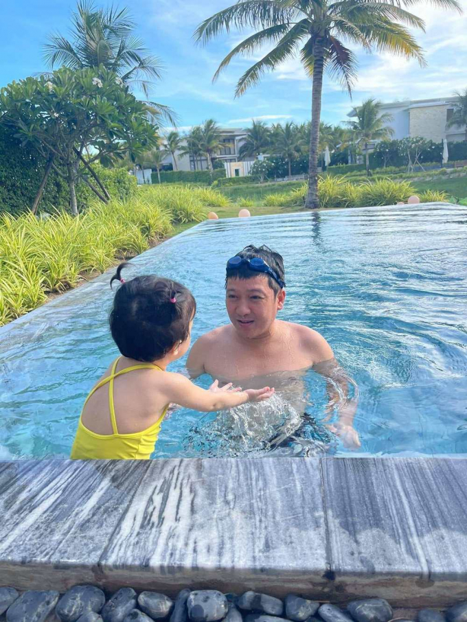 Khoảnh khắc đáng yêu của Trường Giang và con gái: Trổ tài pha chế nhưng bị khách quỵt tiền