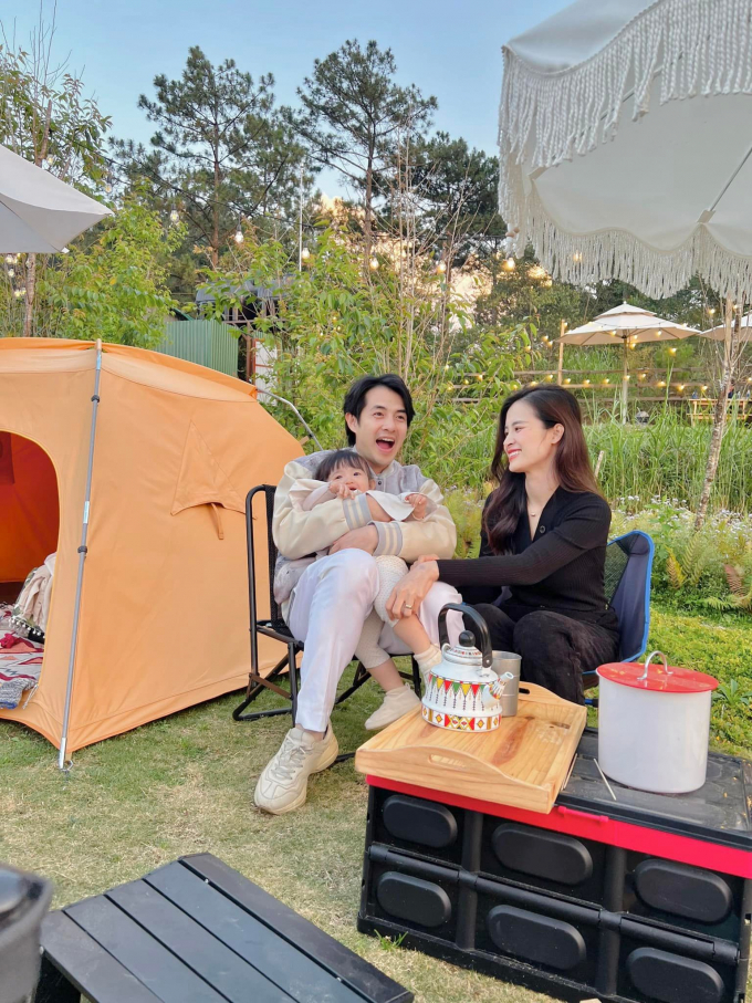 Đông Nhi đưa gia đình đi biển đầu năm, fans cười xỉu khi bé Winnie gặp cú sốc đầu đời Đông Nhi đưa gia đình đi biển đầu năm, fans cười xỉu khi bé Winnie gặp cú sốc đầu đời