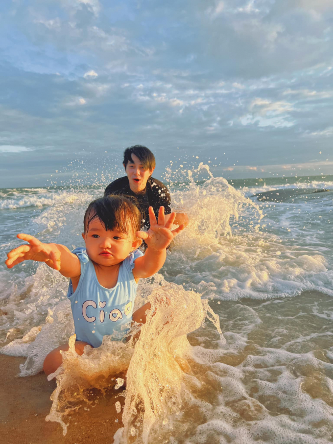 Đông Nhi đưa gia đình đi biển đầu năm, fans cười xỉu khi bé Winnie gặp cú sốc đầu đời Đông Nhi đưa gia đình đi biển đầu năm, fans cười xỉu khi bé Winnie gặp cú sốc đầu đời