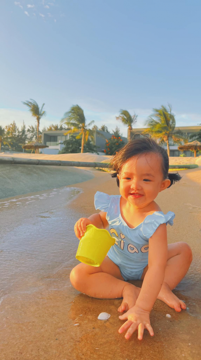 Đông Nhi đưa gia đình đi biển đầu năm, fans cười xỉu khi bé Winnie gặp cú sốc đầu đời Đông Nhi đưa gia đình đi biển đầu năm, fans cười xỉu khi bé Winnie gặp cú sốc đầu đời