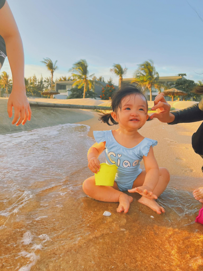 Đông Nhi đưa gia đình đi biển đầu năm, fans cười xỉu khi bé Winnie gặp cú sốc đầu đời Đông Nhi đưa gia đình đi biển đầu năm, fans cười xỉu khi bé Winnie gặp cú sốc đầu đời