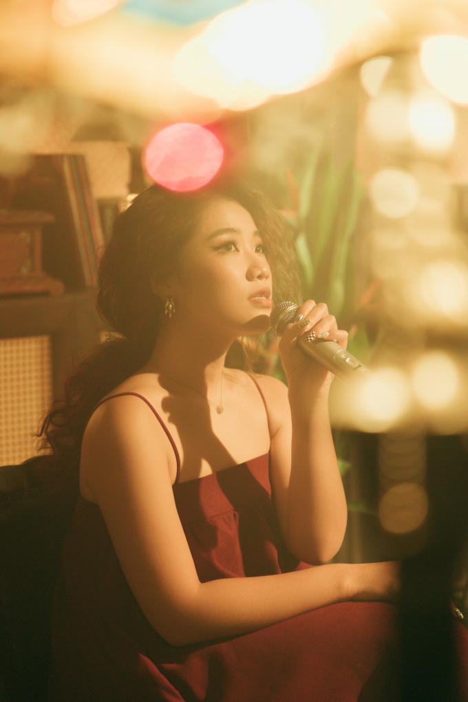 Danh ca Cẩm Vân lấy nước mắt fans với hit mới của Hứa Kim Tuyền, khách mời cuối MV gây ấn tượng mạnh