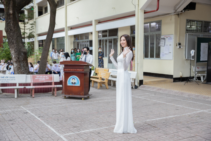 Diện áo dài trắng tinh khôi, hoa hậu Thùy Tiên gây thương nhớ khi về trường cũ thăm thầy cô, trao học bổng