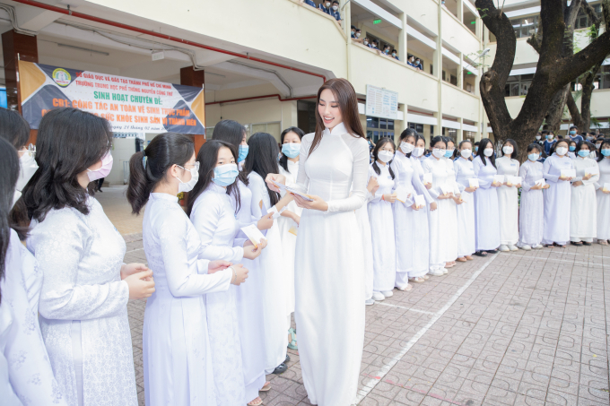 Diện áo dài trắng tinh khôi, hoa hậu Thùy Tiên gây thương nhớ khi về trường cũ thăm thầy cô, trao học bổng