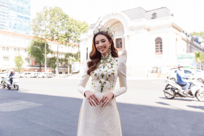 Những bộ váy dạ hội tone-sur-tone với vương miện hoa hậu: Thùy Tiên làm nên lịch sử, Khánh Vân đẹp rạng ngời