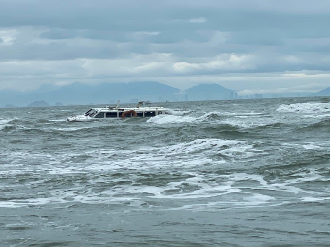 Kinh hoàng: Chìm ca nô chở 39 người ở biển Cửa Đại, 13 người tử vong, 4 người mất tích
