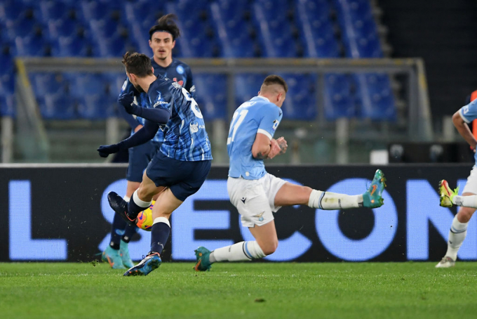Đánh bại Lazio một cách nghẹt thở, Napoli vươn lên đầu BXH