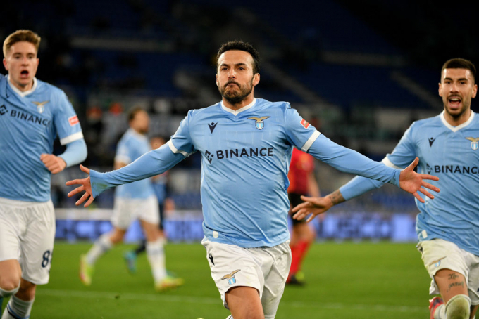 Đánh bại Lazio một cách nghẹt thở, Napoli vươn lên đầu BXH