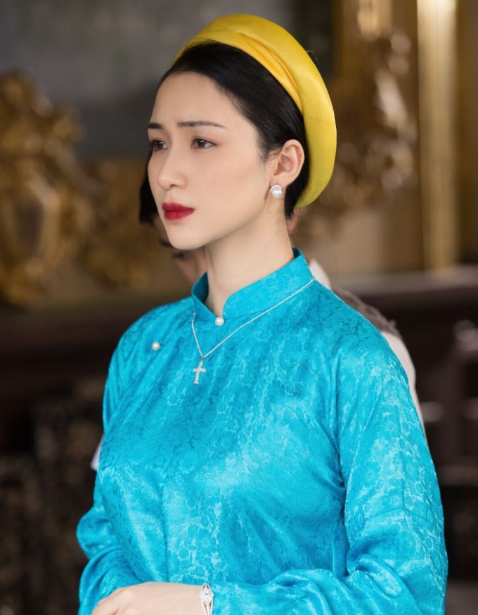 Hòa Minzy bàng hoàng vì người thân qua đời, đông đảo sao Việt gửi lời động viên, chia buồn