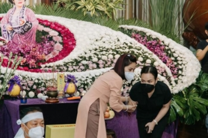 Việt Hương bật khóc, trần tình về ồn ào trong lễ tưởng niệm NSƯT Ngọc Đáng