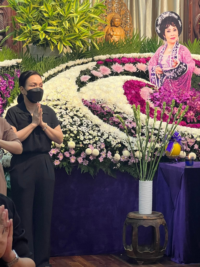 Việt Hương bật khóc, trần tình về ồn ào trong lễ tưởng niệm NSƯT Ngọc Đáng