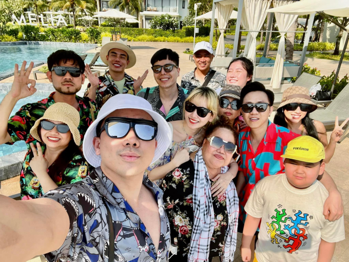 Vợ chồng Trấn Thành cùng hội bạn thân lên đồ đi nghỉ dưỡng, đầu tư dress code để chụp hình Vợ chồng Trấn Thành cùng hội bạn thân lên đồ đi nghỉ dưỡng, đầu tư dress code để chụp hình