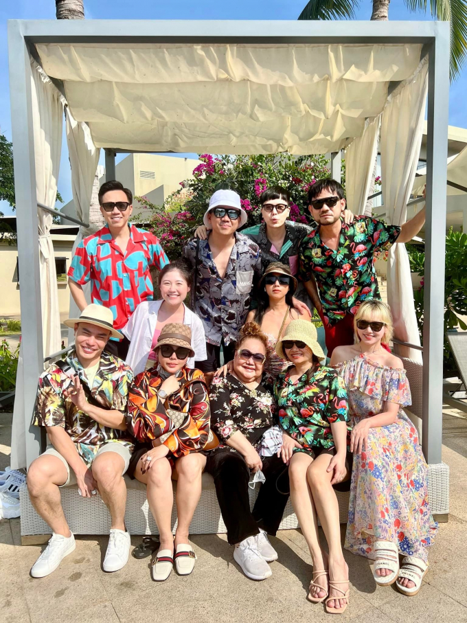 Vợ chồng Trấn Thành cùng hội bạn thân lên đồ đi nghỉ dưỡng, đầu tư dress code để chụp hình