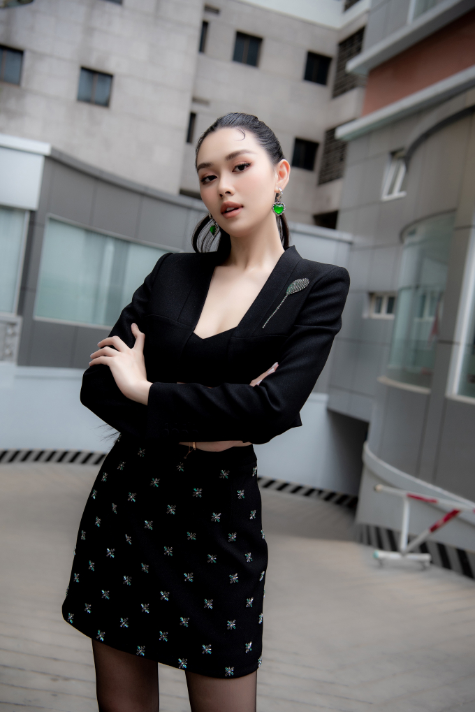Sơ khảo Miss World Vietnam 2022: Lương Thùy Linh chọn vest thanh lịch, Tiểu Vy diện thiết kế xẻ sâu khoe vòng một