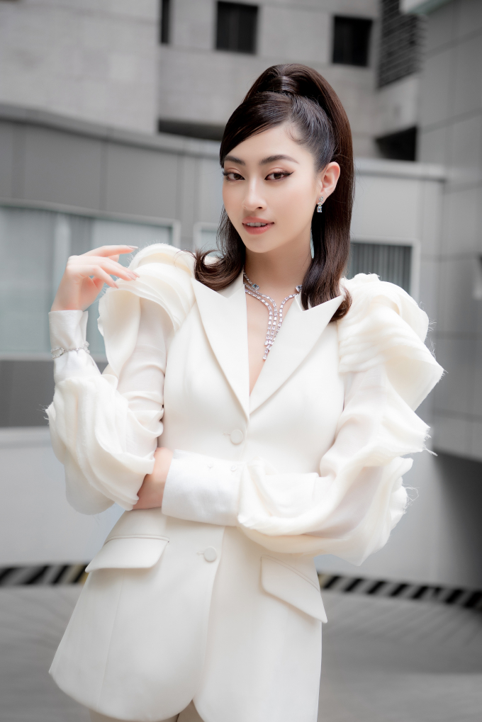 Sơ khảo Miss World Vietnam 2022: Lương Thùy Linh chọn vest thanh lịch, Tiểu Vy diện thiết kế xẻ sâu khoe vòng một