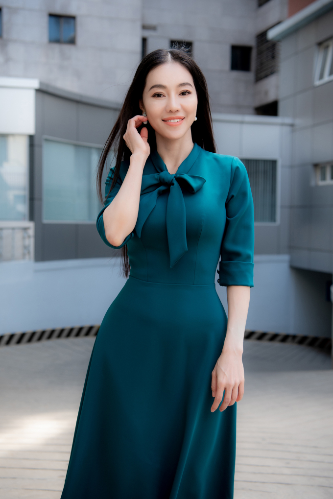 Sơ khảo Miss World Vietnam 2022: Lương Thùy Linh chọn vest thanh lịch, Tiểu Vy diện thiết kế xẻ sâu khoe vòng một