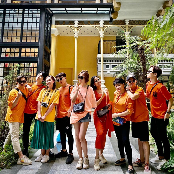 Vợ chồng Trấn Thành cùng hội bạn thân lên đồ đi nghỉ dưỡng, đầu tư dress code để chụp hình Vợ chồng Trấn Thành cùng hội bạn thân lên đồ đi nghỉ dưỡng, đầu tư dress code để chụp hình