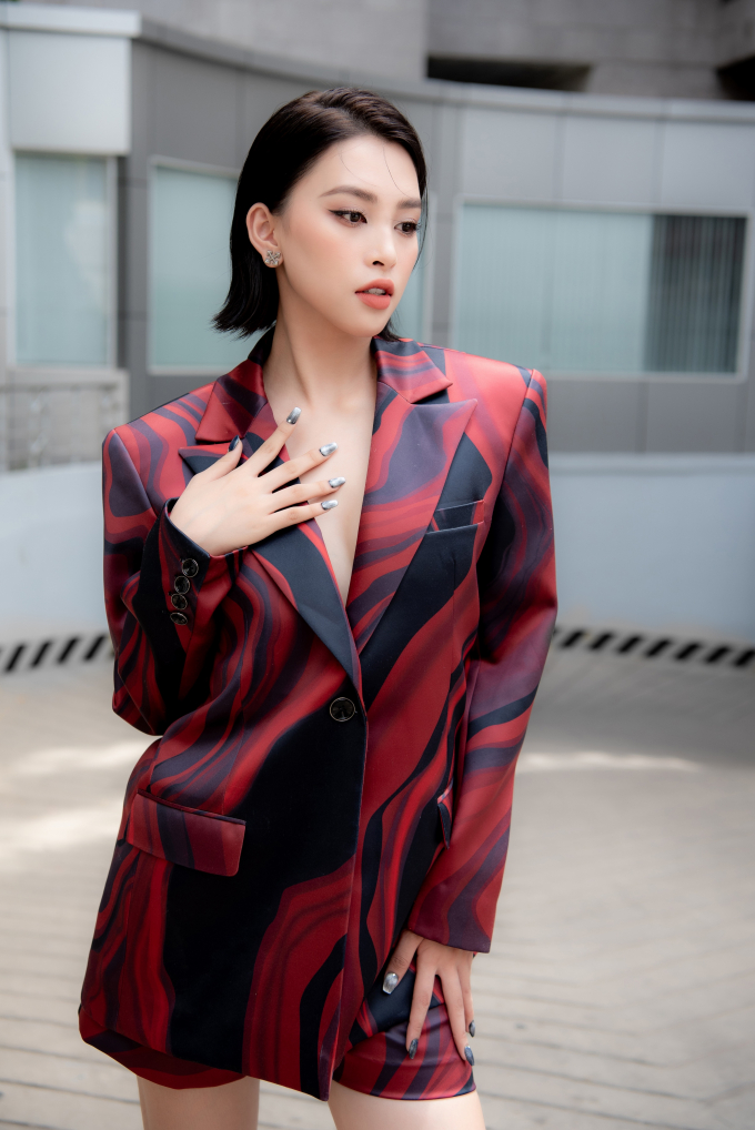 Sơ khảo Miss World Vietnam 2022: Lương Thùy Linh chọn vest thanh lịch, Tiểu Vy diện thiết kế xẻ sâu khoe vòng một
