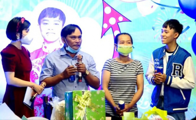 Hồ Văn Cường được fans tổ chức sinh nhật hoành tráng, bố mẹ hiếm hoi xuất hiện cùng con trai