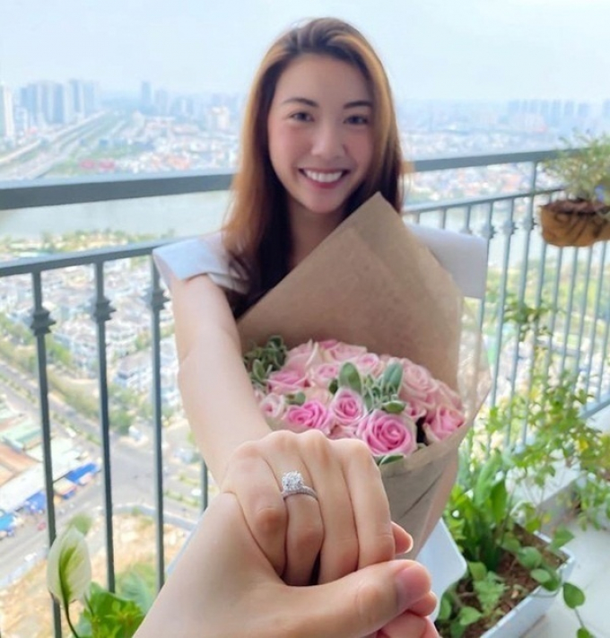 Mốt mới của sao Việt: Cứ khoe ảnh cầu hôn phải kèm nhẫn kim cương siêu to khổng lồ khiến fans lóa mắt