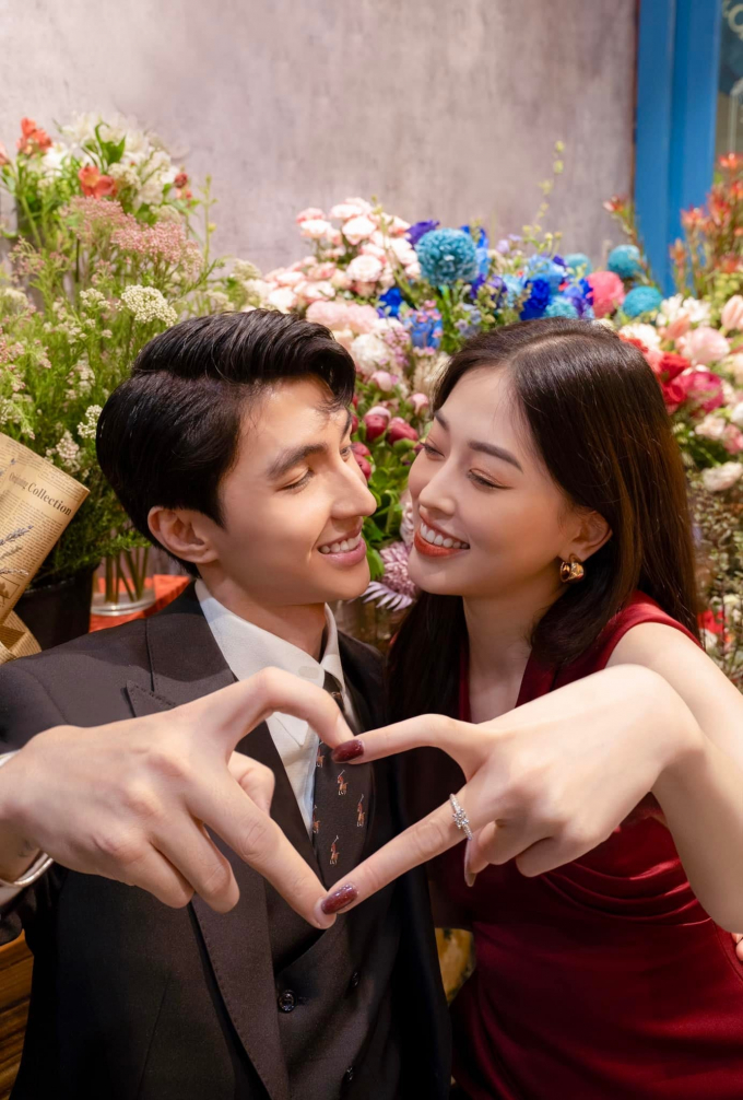 Mốt mới của sao Việt: Cứ khoe ảnh cầu hôn phải kèm nhẫn kim cương siêu to khổng lồ khiến fans lóa mắt