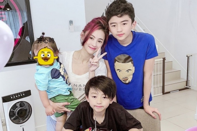 Con trai thứ 3 của Trương Bá Chi giống hệt Tạ Đình Phong, netizen nghi ngờ thân phận ba ruột của đứa bé