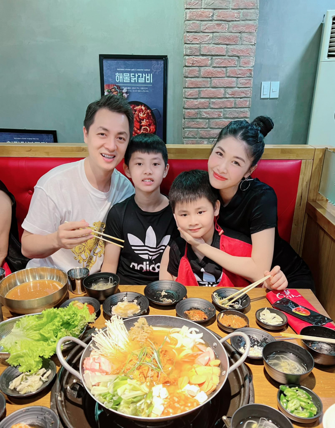 Vợ Xuân Bắc gây tranh cãi, bà xã Đăng Khôi nêu rõ 3 điều quan trọng nếu biết con xem phim người lớn