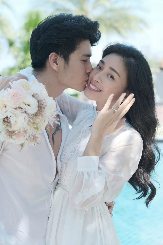 HOT: Ngô Thanh Vân khoe nhẫn đính hôn, chuẩn bị tổ chức lễ cưới cùng tình trẻ Huy Trần