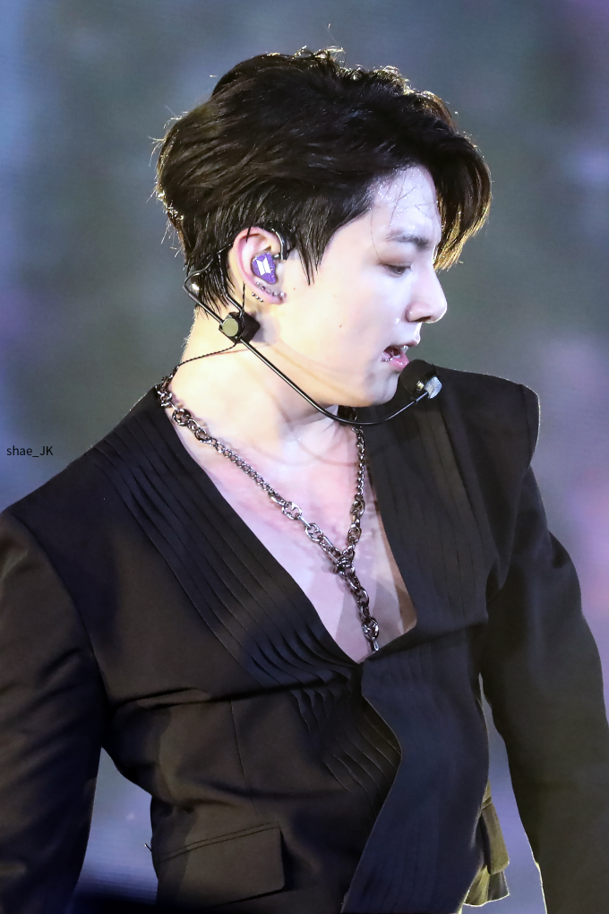 Fans ngất lịm khi cúc áo của Jungkook đình công, để lộ body cực phẩm ngay trên sân khấu