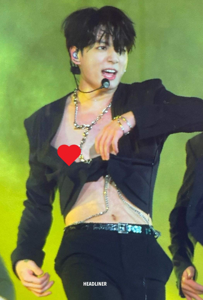 Fans ngất lịm khi cúc áo của Jungkook đình công, để lộ body cực phẩm ngay trên sân khấu