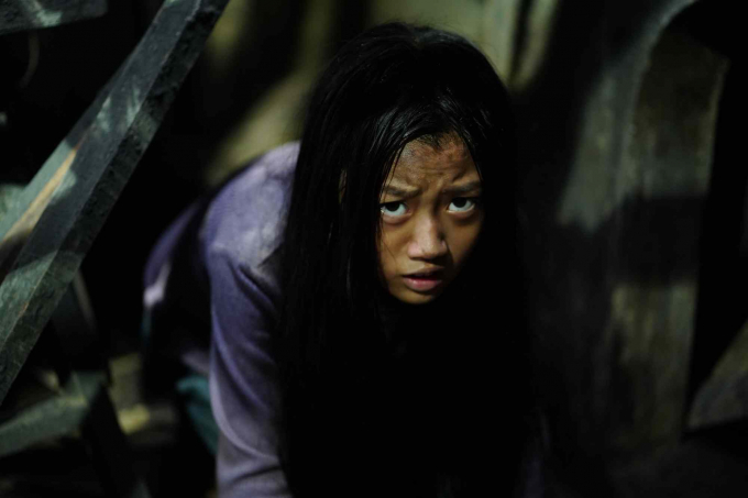 Hậu trường đáng sợ của Bóng đè: Diệu Nhi trầy da tróc vảy, Quang Tuấn ôm con gái khóc đỏ mắt