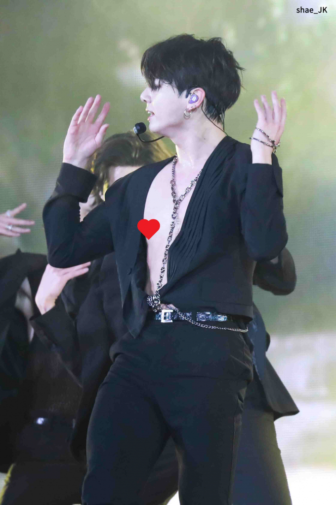 Fans ngất lịm khi cúc áo của Jungkook đình công, để lộ body cực phẩm ngay trên sân khấu