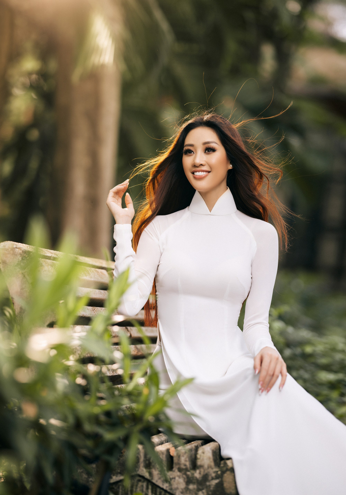 Hoa hậu Khánh Vân diện áo dài trắng thướt tha, đẹp mong manh tựa nàng thơ