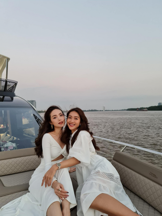 Lộ bằng chứng Minh Hằng được chồng doanh nhân cầu hôn từ 1 năm trước, đến gần đám cưới mới công khai
