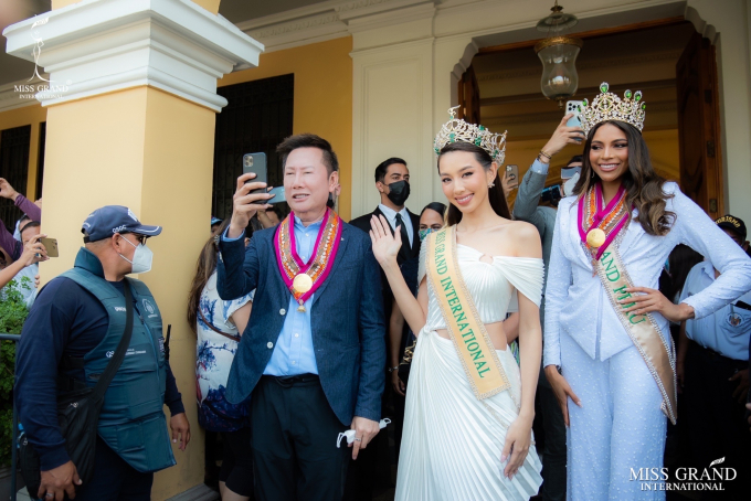 Sang tận Peru vẫn được săn đón thế này, sức hút của Miss Grand - Thùy Tiên quả là không phải dạng vừa Sang tận Peru vẫn được săn đón thế này, sức hút của Miss Grand - Thùy Tiên quả là không phải dạng vừa