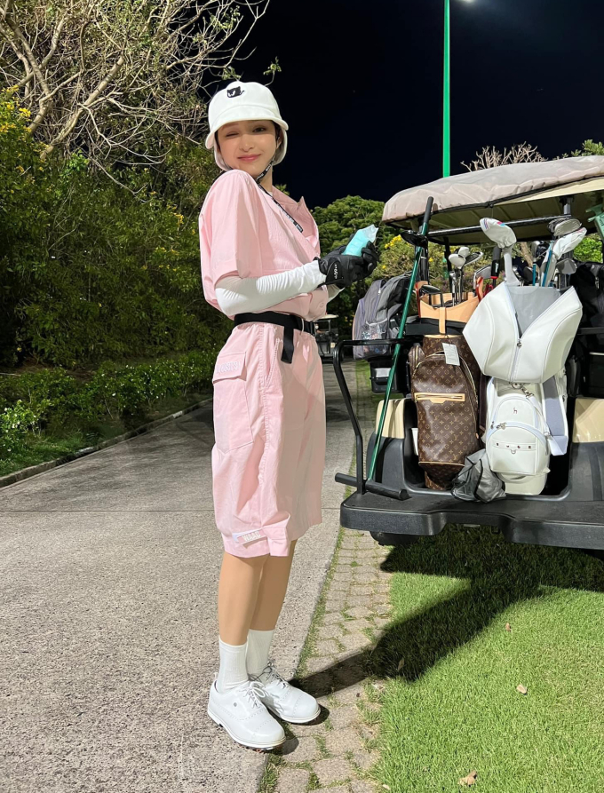 Soi tủ đồ chơi golf chưa bao giờ trùng của Hiền Hồ Soi tủ đồ chơi golf chưa bao giờ trùng của Hiền Hồ