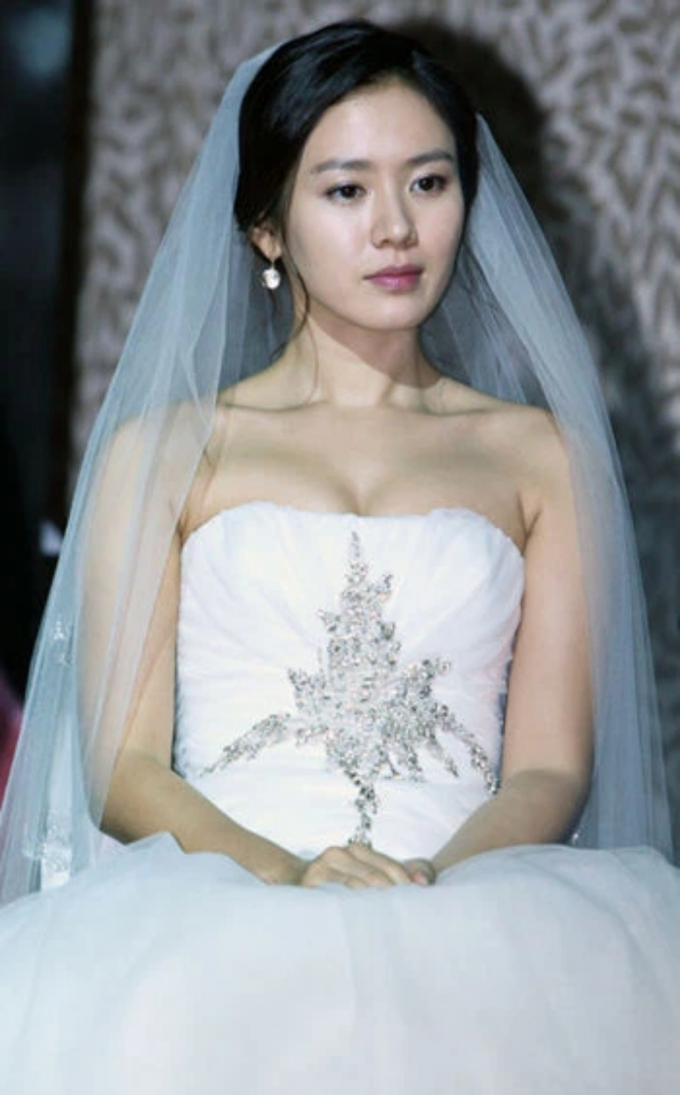 Những lần diện váy cô dâu đẹp ngất ngây của Son Ye Jin, fans háo hức ngóng ảnh cưới xịn bên Hyun Bin