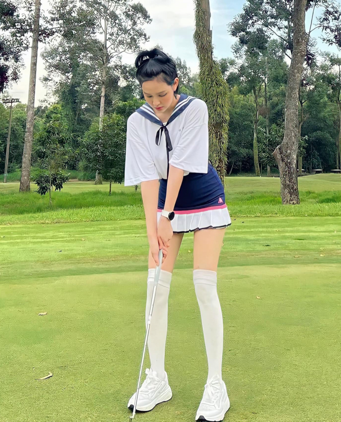 Soi tủ đồ chơi golf chưa bao giờ trùng của Hiền Hồ Soi tủ đồ chơi golf chưa bao giờ trùng của Hiền Hồ